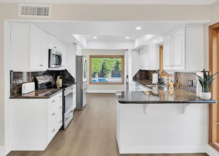 New 4br Oasis, Pool, Hot Tub, Golf & B-ball Court Holiday home *