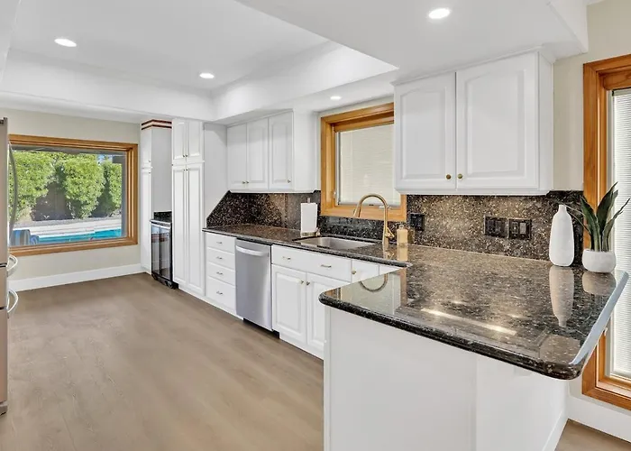 New 4br Oasis, Pool, Hot Tub, Golf & B-ball Court Holiday home *