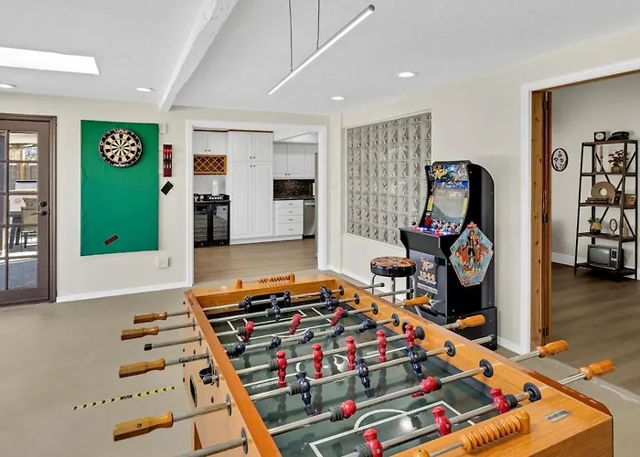 New 4br Oasis, Pool, Hot Tub, Golf & B-ball Court Holiday home