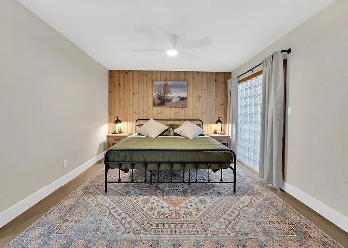 New 4br Oasis, Pool, Hot Tub, Golf & B-ball Court Holiday home *