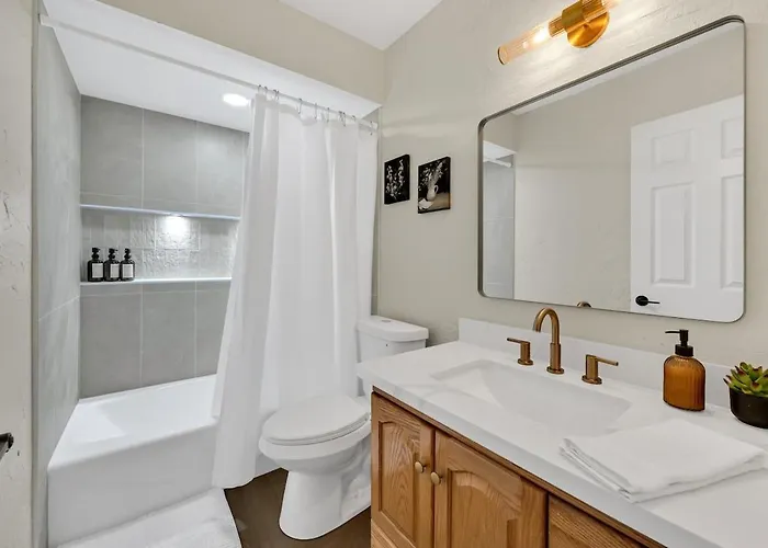 New 4br Oasis, Pool, Hot Tub, Golf & B-ball Court Holiday home