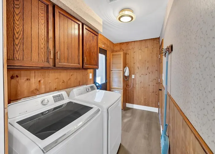 Holiday home New 4br Oasis, Pool, Hot Tub, Golf & B-ball Court *